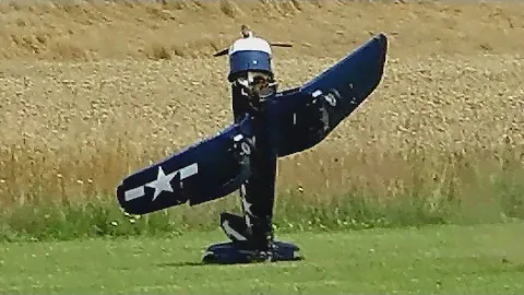 RC AIRPLANE CRASH / BIG SCALE MODEL F4U CORSAIR